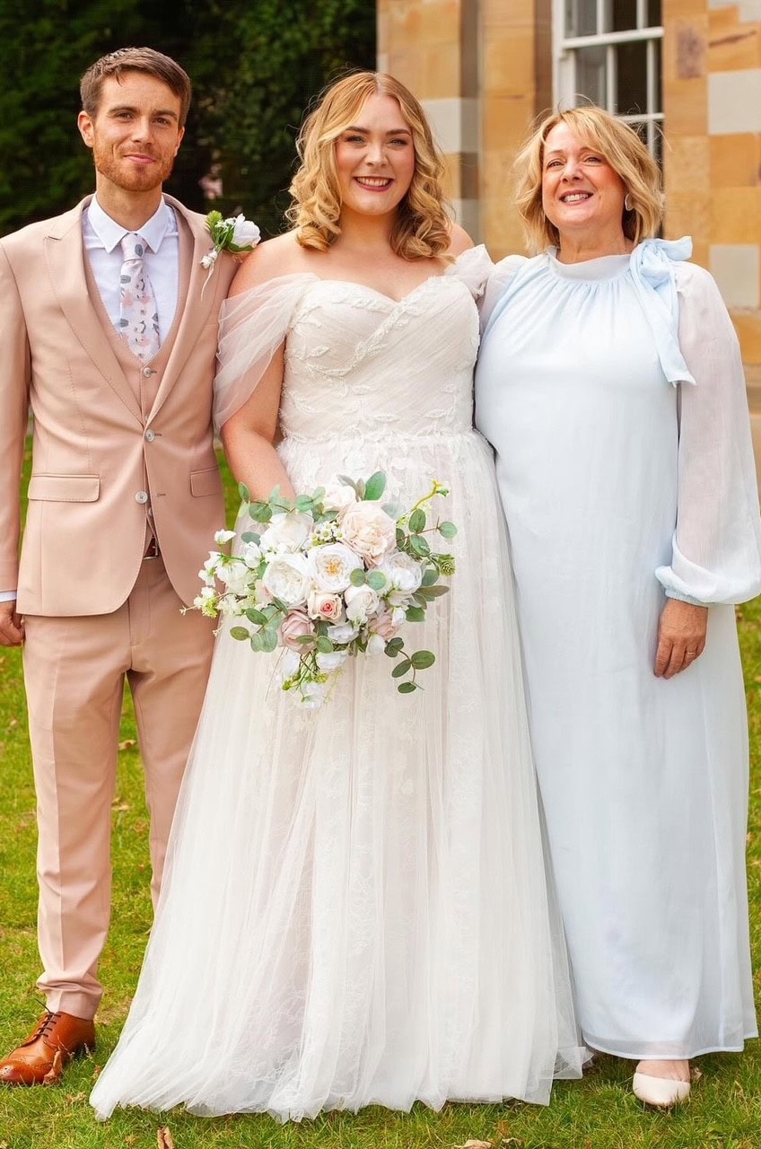 Bride & Groom, Jasmine and Nate with custom bouquet from Leicestershire florist, Petal Wild